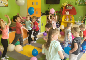 Zabawy wśród balonów