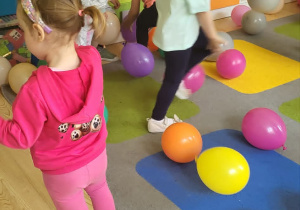 Zabawy wśród balonów