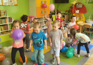 Zabawy wśród balonów