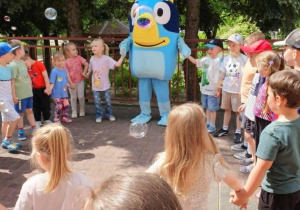 Zabawy ruchowe z maskotką