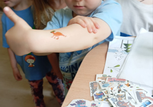 Chłopiec ma zrobiony tatuaż
