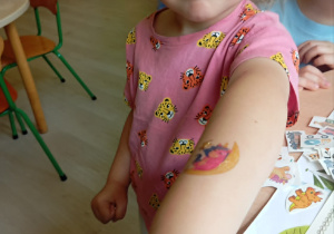 Dziewczynka ma zrobiony tatuaż