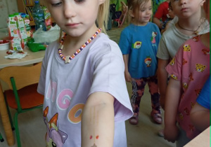 Dziewczynka ma zrobiony tatuaż