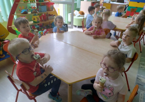 Dzieci jedzą lody