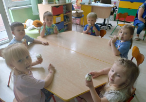 Dzieci jedzą lody