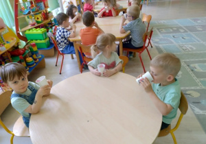 Degustacja koktajlu owocowego