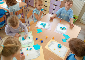 Dzieci wykonują pracę plastyczną
