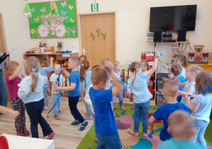 Dzieci tańczą ze wstążkami