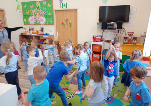 Dzieci tańczą swobodnie do muzyki klasycznej