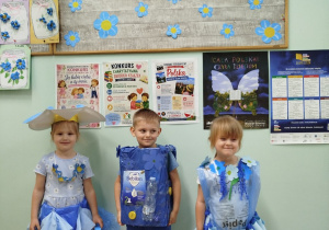 Dzieci pozują do zdjecia