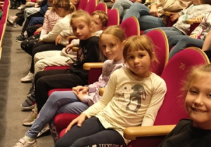 Dzieci czekają na spektakl