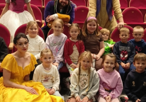 Artyści z widowiska " Piękna i Bestia"