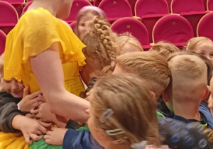 Artyści z widowiska " Piękna i Bestia"