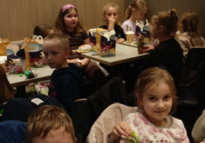 Dzieci w czasie posiłku