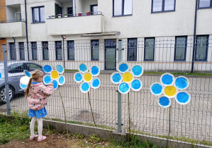Malowanie niezapominajek z papierowych talerzyków