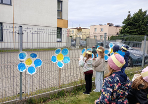 Malowanie niezapominajek z papierowych talerzyków