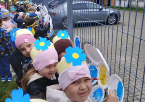 Malowanie niezapominajek z papierowych talerzyków