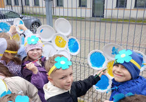 Malowanie niezapominajek z papierowych talerzyków