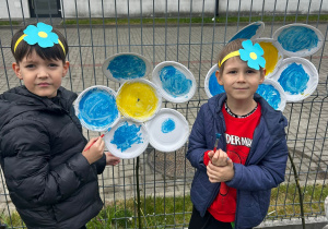 Malowanie niezapominajek z papierowych talerzyków