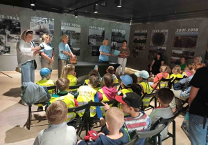 Rozpoczęcie grantu w Panoramie Miasta Kutno - dzieci słuchają organizatorów