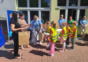 Wręczanie nagród, dyplomów i podziękowań