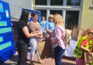 Wręczanie nagród, dyplomów i podziękowań