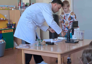 Dzieci przeprowadzają eksperymenty pod kierunkiem prowadzącego warsztaty