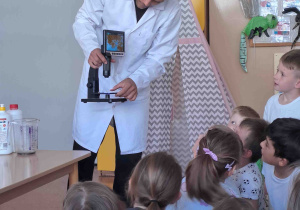 Oglądanie powiększonych produktów pod mikroskopem