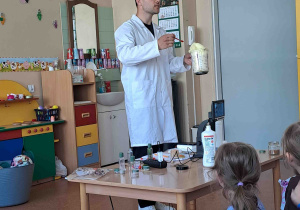 Pokaz reakcji chemicznych