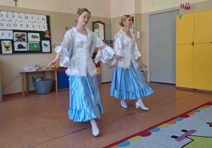 Pokaz tańca w wykonaniu baletnic