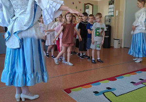 Dzieci próbują swoich sił w układach tanecznych