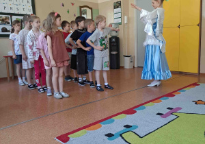Dzieci próbują swoich sił w układach tanecznych