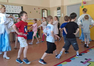 Dzieci próbują swoich sił w układach tanecznych