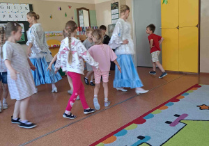 Dzieci próbują swoich sił w układach tanecznych