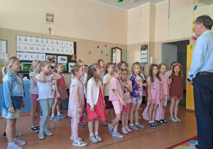 Dzieci próbują swoich sił w układach tanecznych