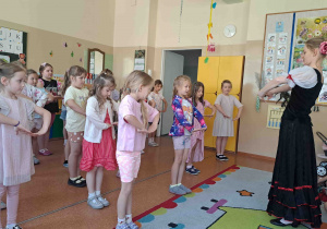 Dzieci próbują swoich sił w układach tanecznych