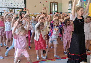 Dzieci próbują swoich sił w układach tanecznych