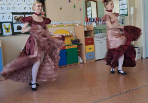 Pokaz tańca w wykonaniu baletnic