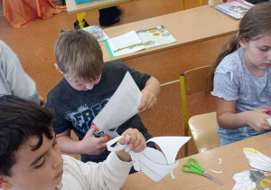 Poznajemy życie pszczół i szkołę od środka