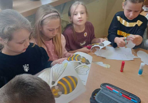 Poznajemy życie pszczół i szkołę od środka