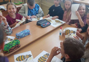 Poznajemy życie pszczół i szkołę od środka