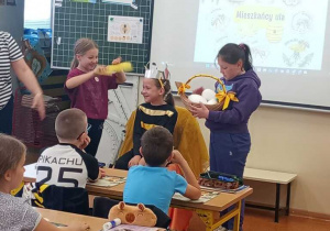 Poznajemy życie pszczół i szkołę od środka