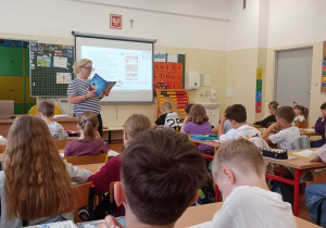 Poznajemy życie pszczół i szkołę od środka