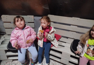 Dzieci jedzą krakersy z piankami