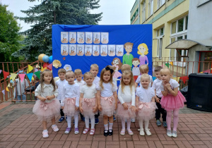 Wspólne zdjęcie dzieci podczas występu