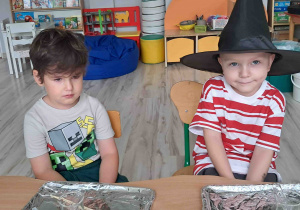 Dzieci w czapkach czarodziejskich przy stoliku