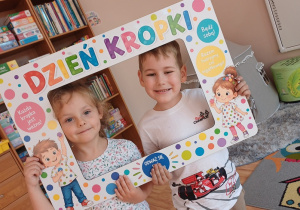 Przedszkolaki podczas wspólnej zabawy