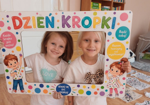 Przedszkolaki podczas wspólnej zabawy