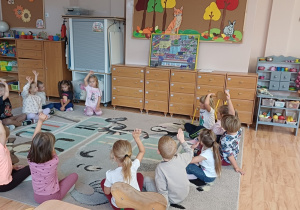 Dzieci podczas zajęć dotyczących bezpieczeństwa