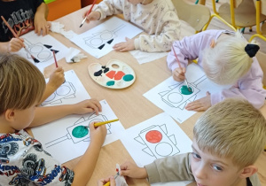Dzieci podczas wykonywania pracy plastycznej związanej z bezpieczeństwem
